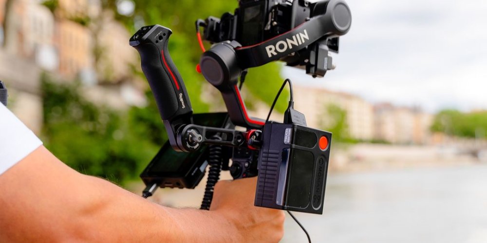 LP-E6N VS V mount battery for Canon 90D: Which is right for you?