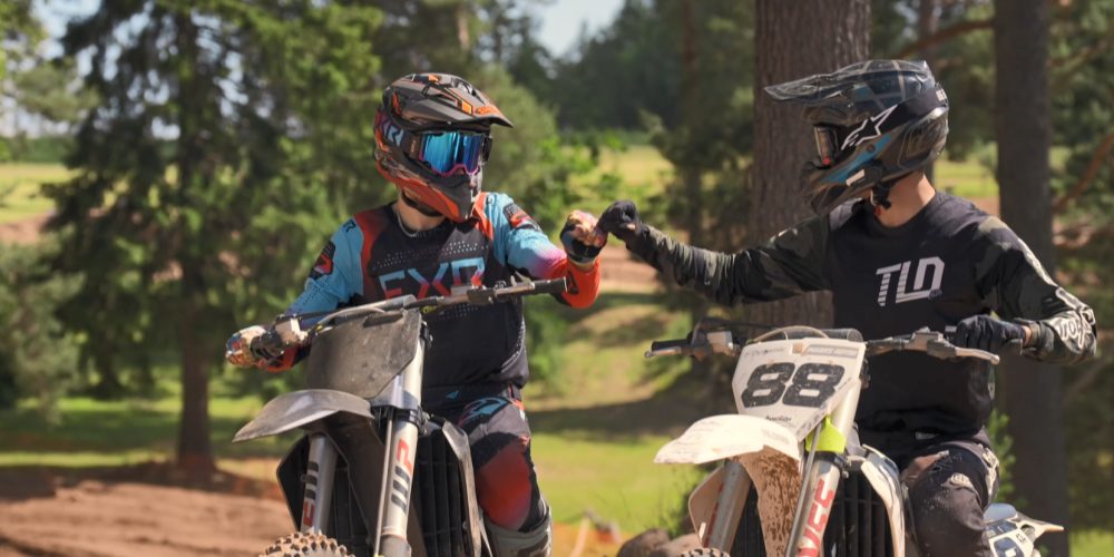 How to choose and use dirt bike helmet intercom?