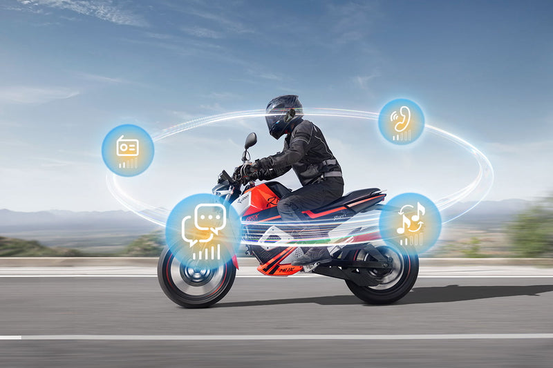 Moman CP-X enables the intercom function to work together with music listening, phone calls, or FM radio.