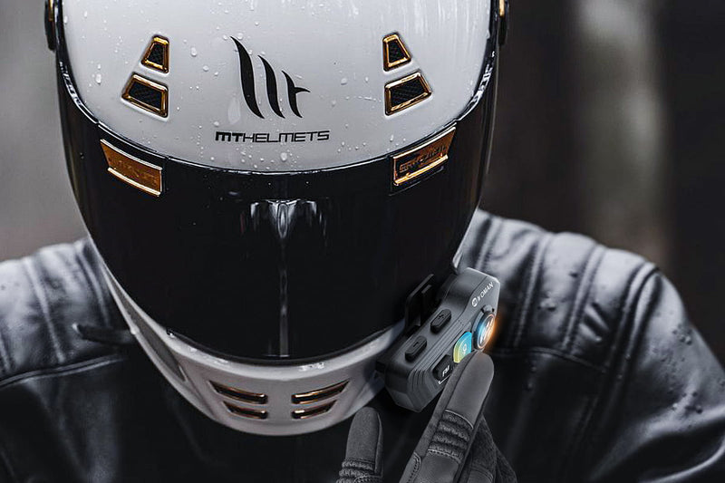 Moman RS-H4P is securely mounted on the motorcycle helmet.