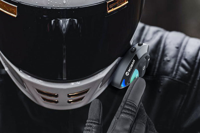 Moman RS-S has three big raised buttons on the front.