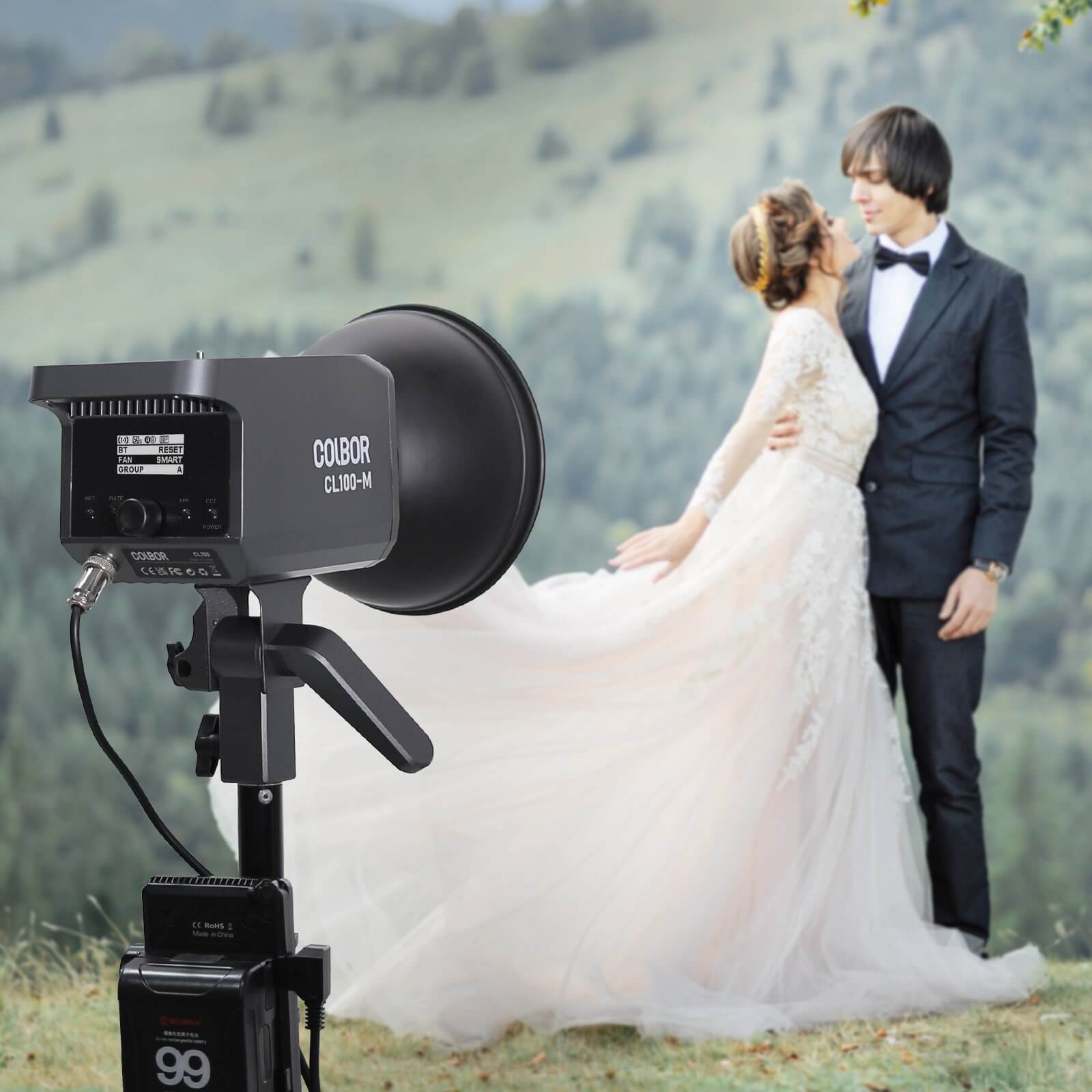 Daylight LED light COLBOR CL100M with smooth light and various lighting effects can be used for wedding photos shooting